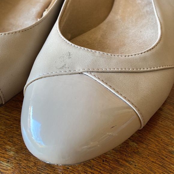 Naturalizer Cream Tan Flats, 8.5 - Picture 3 of 6